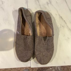 Toms Heringbone brown in size Y5.5